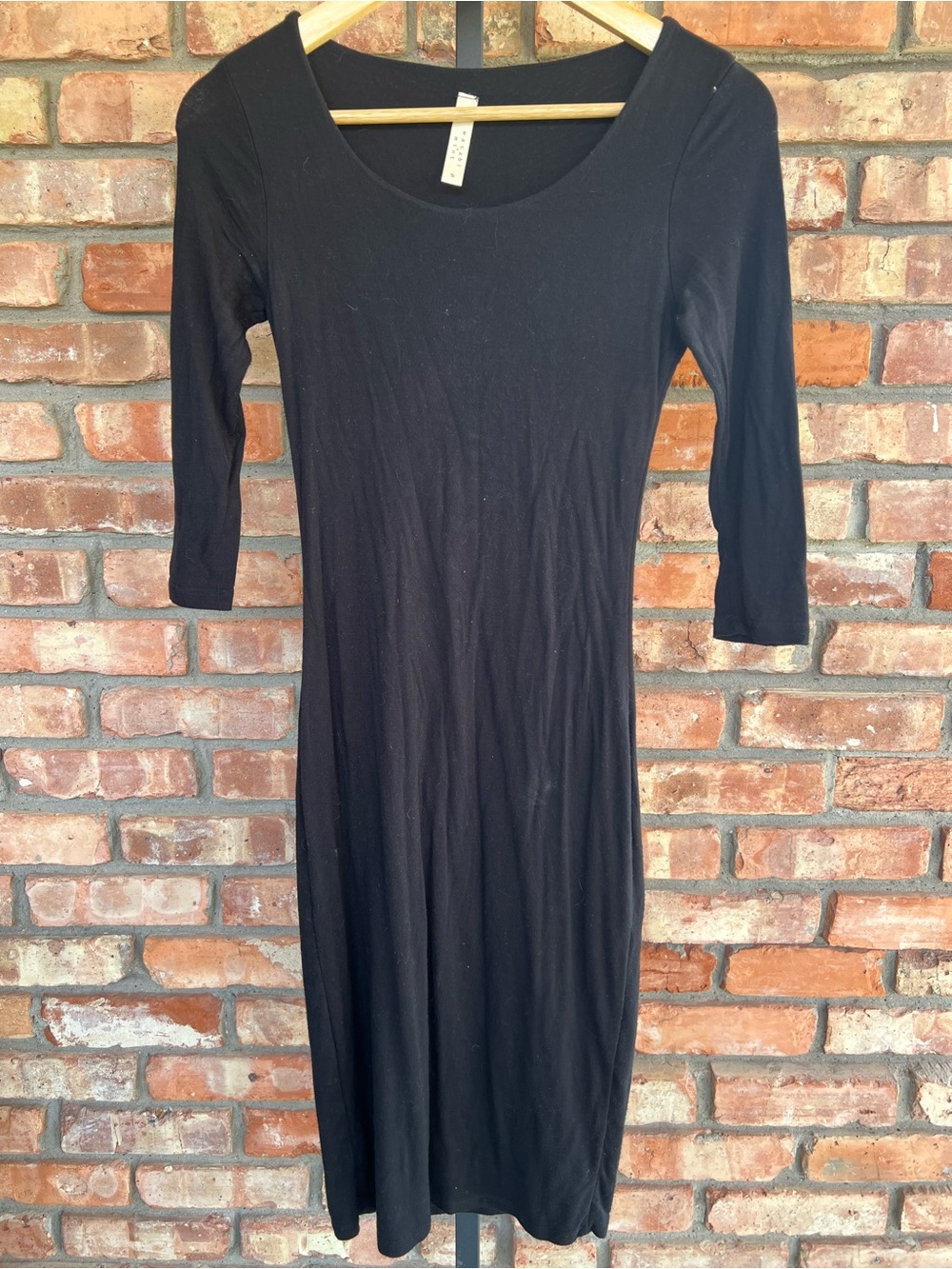 Sleek Black Scoop-Neck Midi Dress with Three-Quarter Sleeves